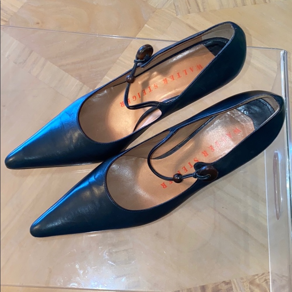 Navy blue leather Mary Janes (heels)